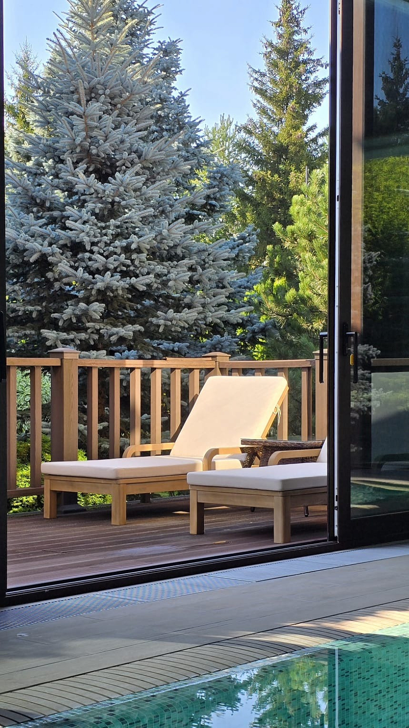 Rimini шезлонги деревянные с матрасами: комфорт под открытым небом у бассейна